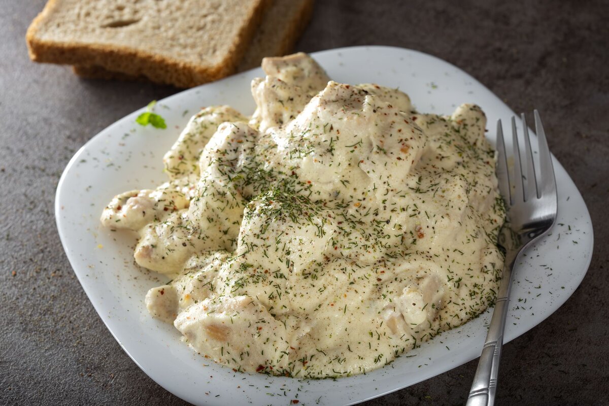 Курица в сметане с яблоками. Фото с https://elements.envato.com/