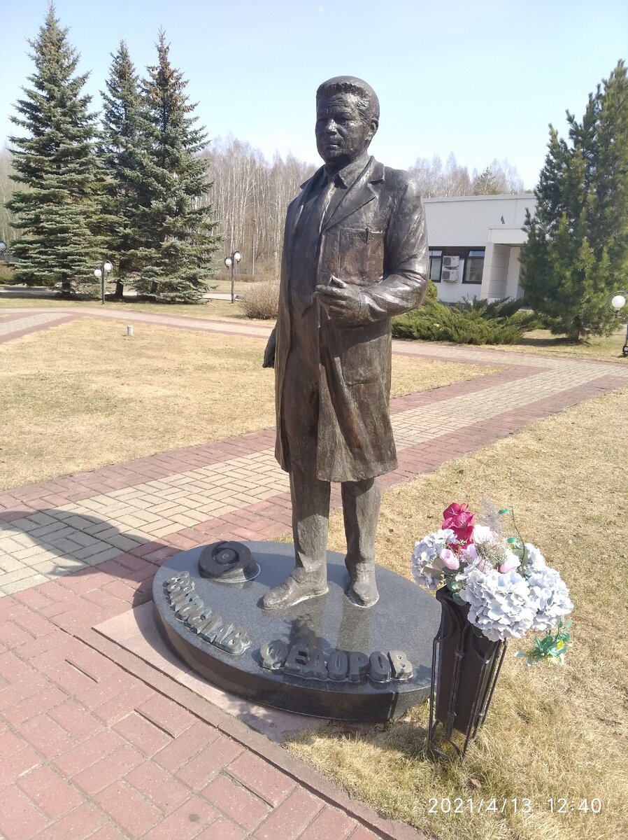 Памятник академику Святославу Фёдорову на территории его клиники в Калуге.