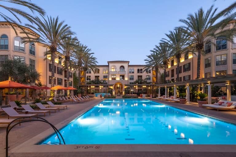 Жилой комплекс, в котором они живут