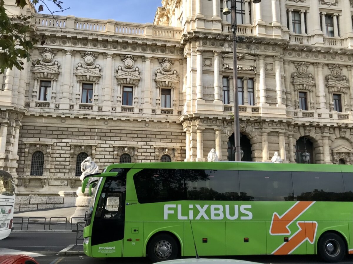 Фото рейсового автобуса Flixbus в Риме