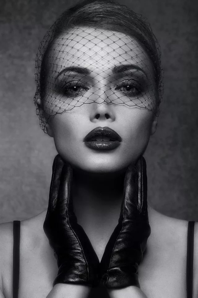 Такой роковой женщине милая улыбка или веселый смех совсем не к лицу.