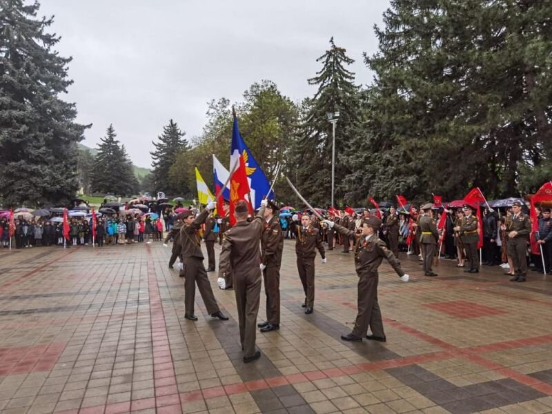 Мае пятигорск сайт. Знамя Победы Пятигорск. Акция Знамя Победы Пятигорск.