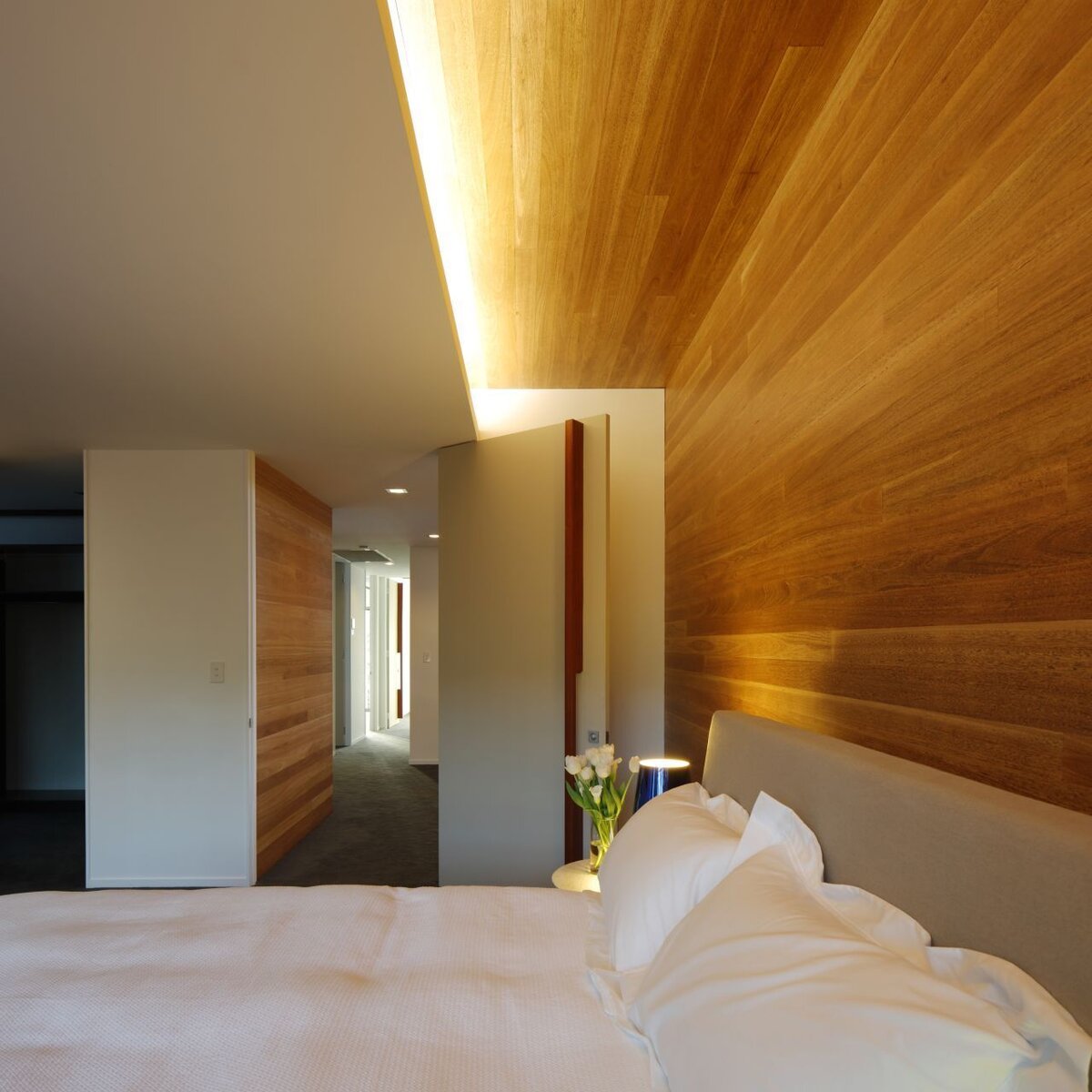 Проектирование света теплый свет. Деревянный потолок в спальне. Деревянный потолок с подсветкой. Освещение в спальне. Освещение на деревянном потолке.