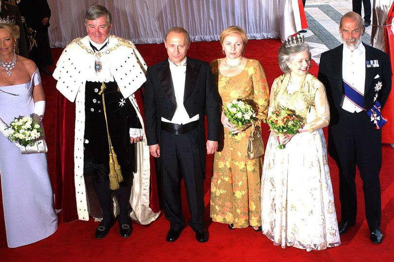 Владимир Путин, Людмила Путина, принц Майкл Кентский позируют для фотографии: Путин (в центре) и принц Майкл (справа) на банкете лорд-мэра в Гилдхолле в 2003 году