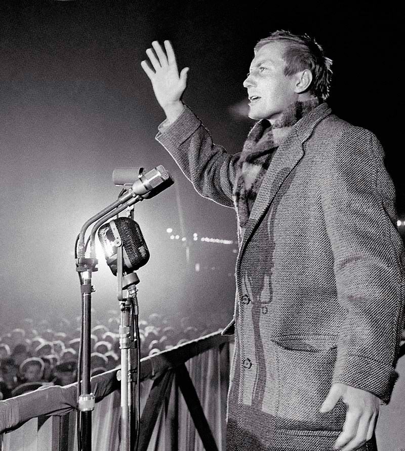 В 60-е он был, можно сказать, настоящей рок-звездой: собирал залы и стадионы, его новые стихотворные сборники мгновенно расходились миллионными тиражами, девушки сходили по нему с ума. Вокруг пламени его таланта кружились даже актрисы, даже из Франции...