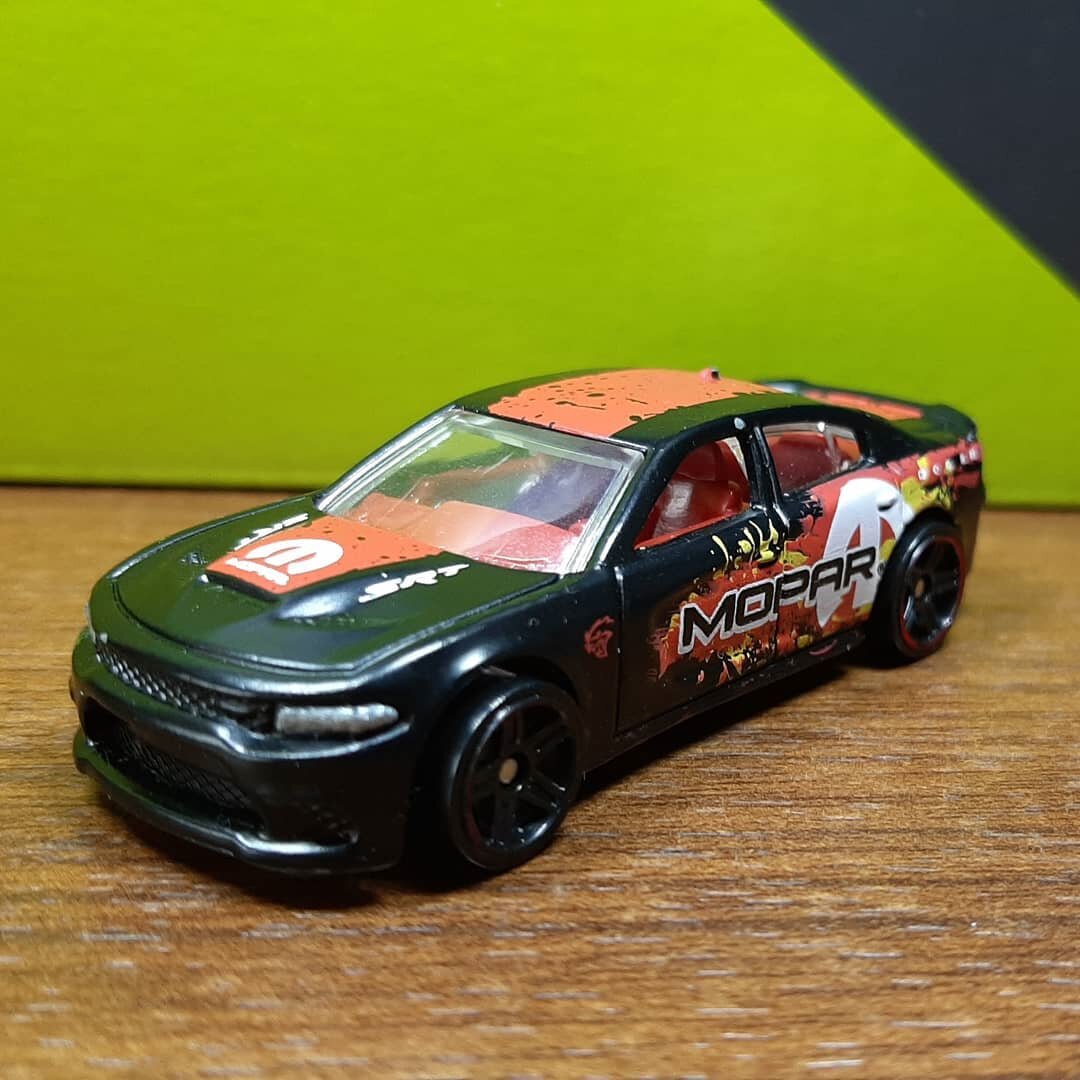 Всем привет. Сегодня хочу Вам показать автомобиль из моей коллекции. Hot Wheels 2015 Dodge Charger SRT серия HW Speed Graphics 6/10. Год выпуска модели 2015 года. Автомобиль в кузове седан. Кузов машинки верхняя часть металл. Нижняя пластик. Данная модель была доработана. Передняя часть. Фары в хром. Задние фонари в красный. Глушитель в хром. После не больших доработок машина стала гораздо лучше выглядеть. Если Вам не сложно поставьте лайк и обязательно подпишитесь на канал. Оставляйте Ваши комментарии. Интересно узнать Ваше мнение. Напишите если у Вас такая машина и в каком цвете. Я постараюсь для Вас делать интересный контент. Спасибо