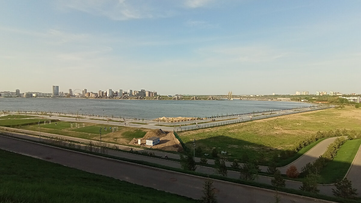 Вид на Казанку и Набережную Казани с обзорной площадки Национальной библиотеки