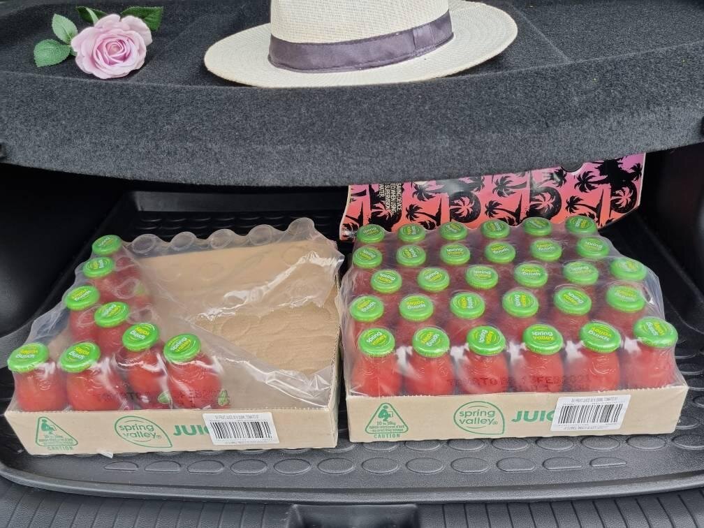 Бутылочки томатного сока в багажнике