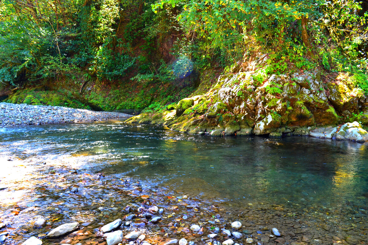 Цвет воды в реке Ац. Красота!
