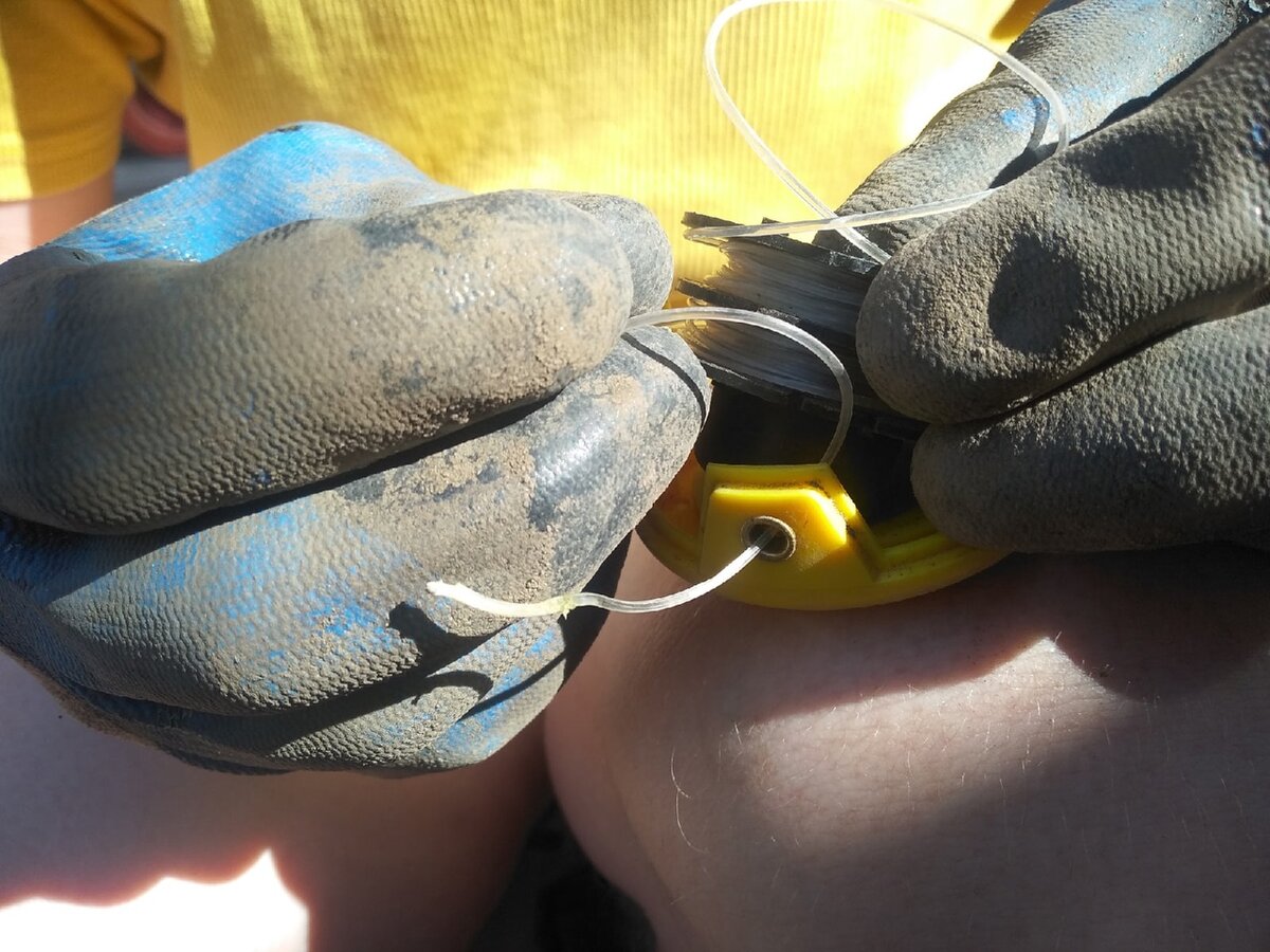 Вдеваем концы лески в отверстия 