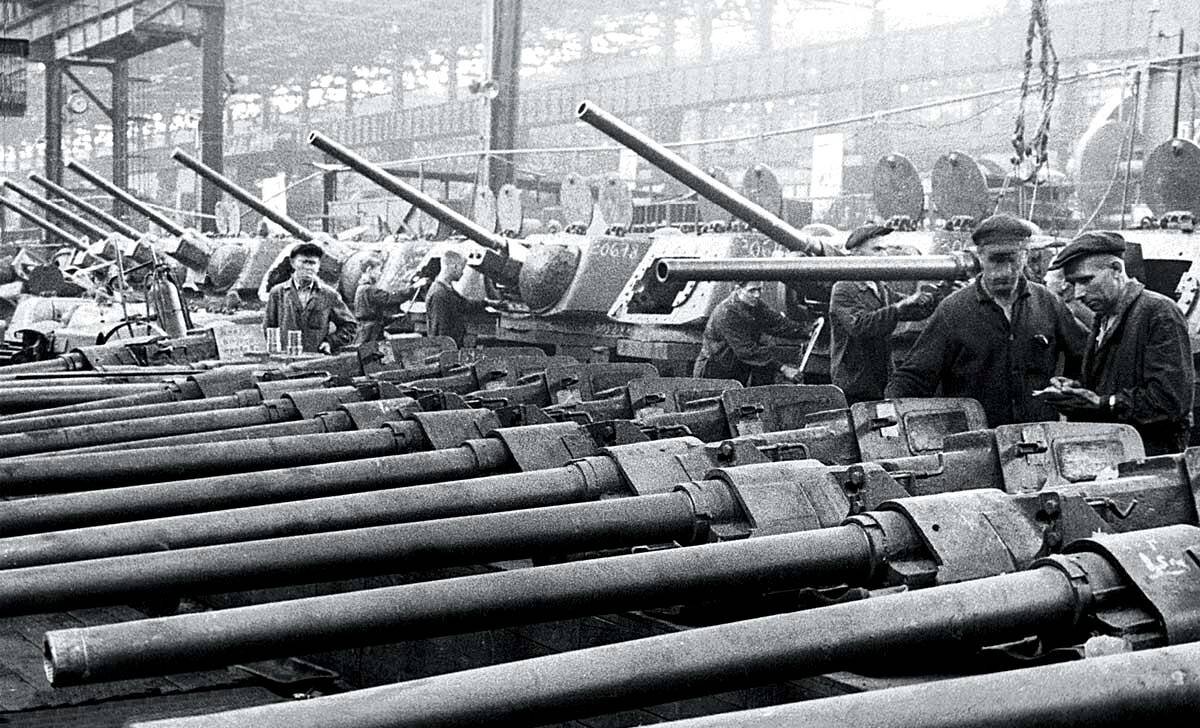 к причинам обусловившим быструю перестройку советской экономики на военный