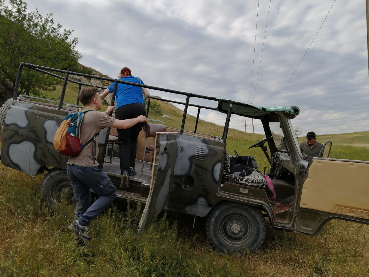 Вот на этом внедорожнике мы забирались на скалу
