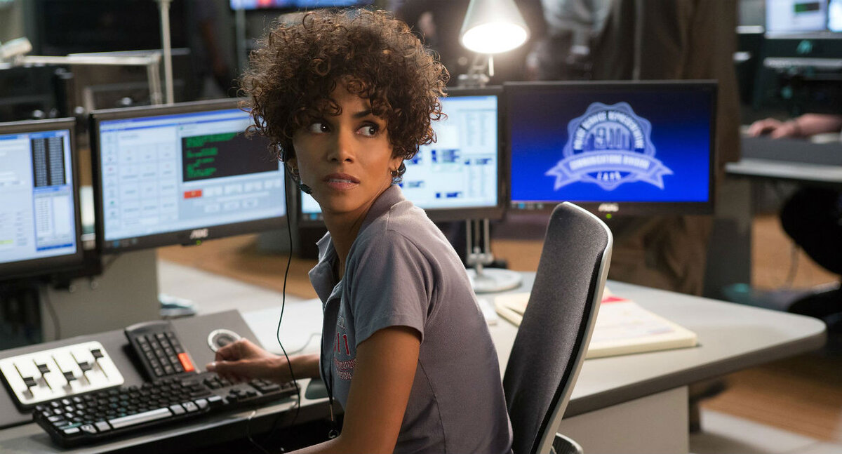 Кадр из фильма "Тревожный вызов" (2013)