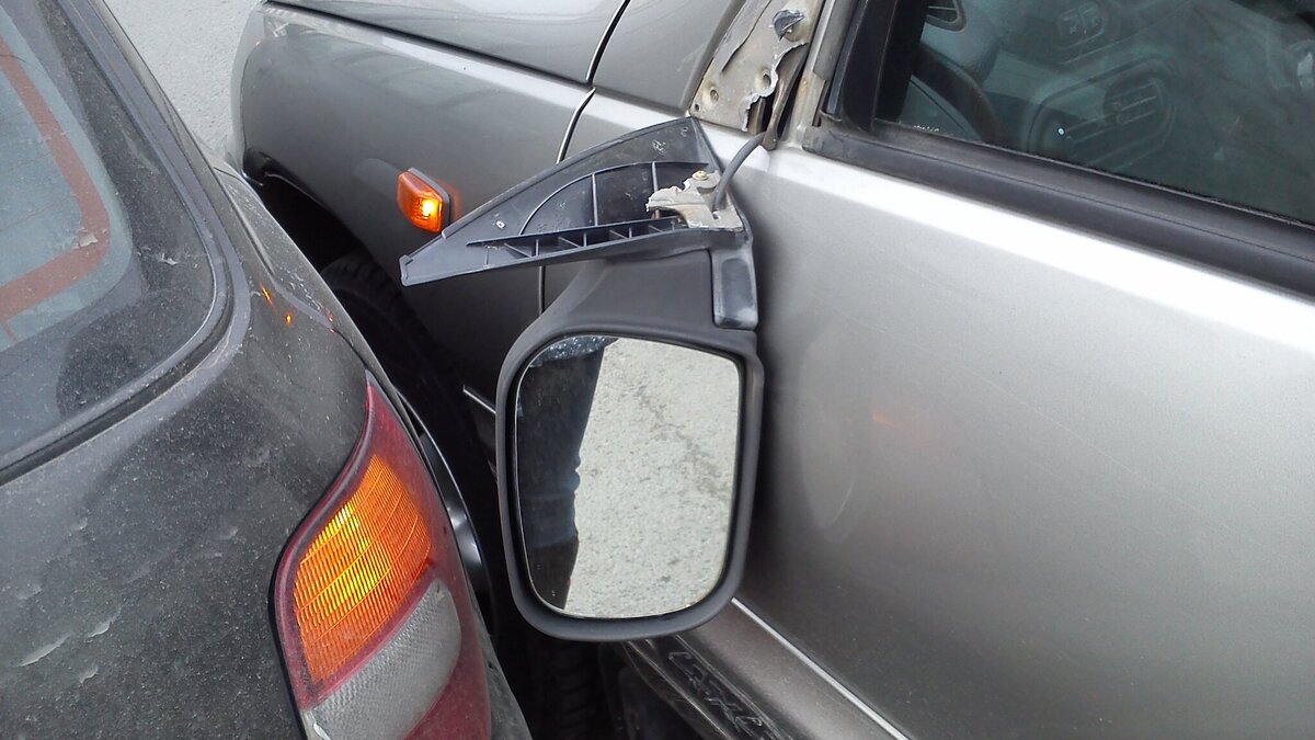 Можно ли ездить с оторванным зеркалом? /Фото: newstracker.ru