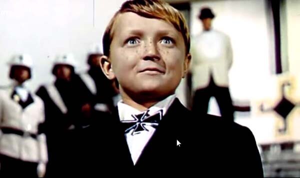 "Сидит Мальчиш-Плохиш, жрет и радуется". Кадр из кинофильма "Мальчиш-Кибальчиш" (1964)