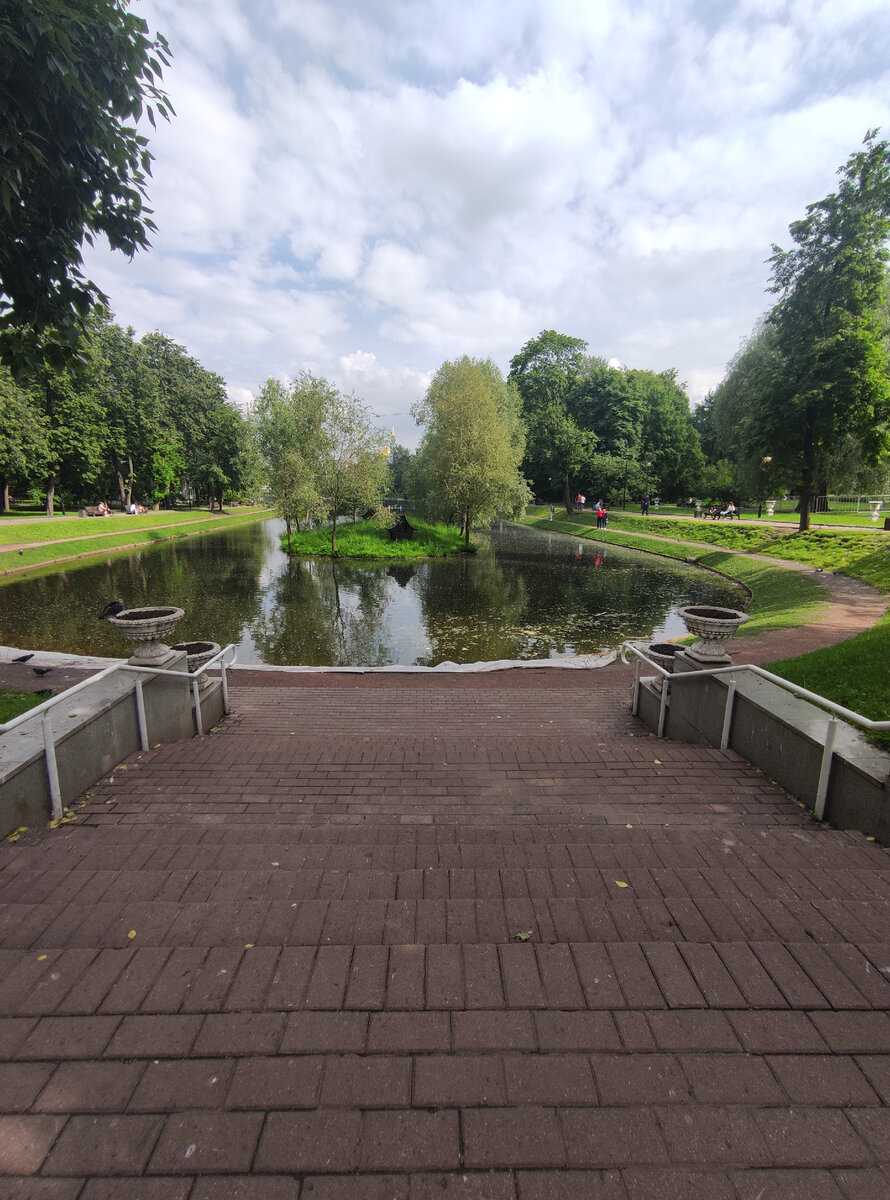 Большой Екатерининский пруд с островом по центру на фото. Фото автора. 