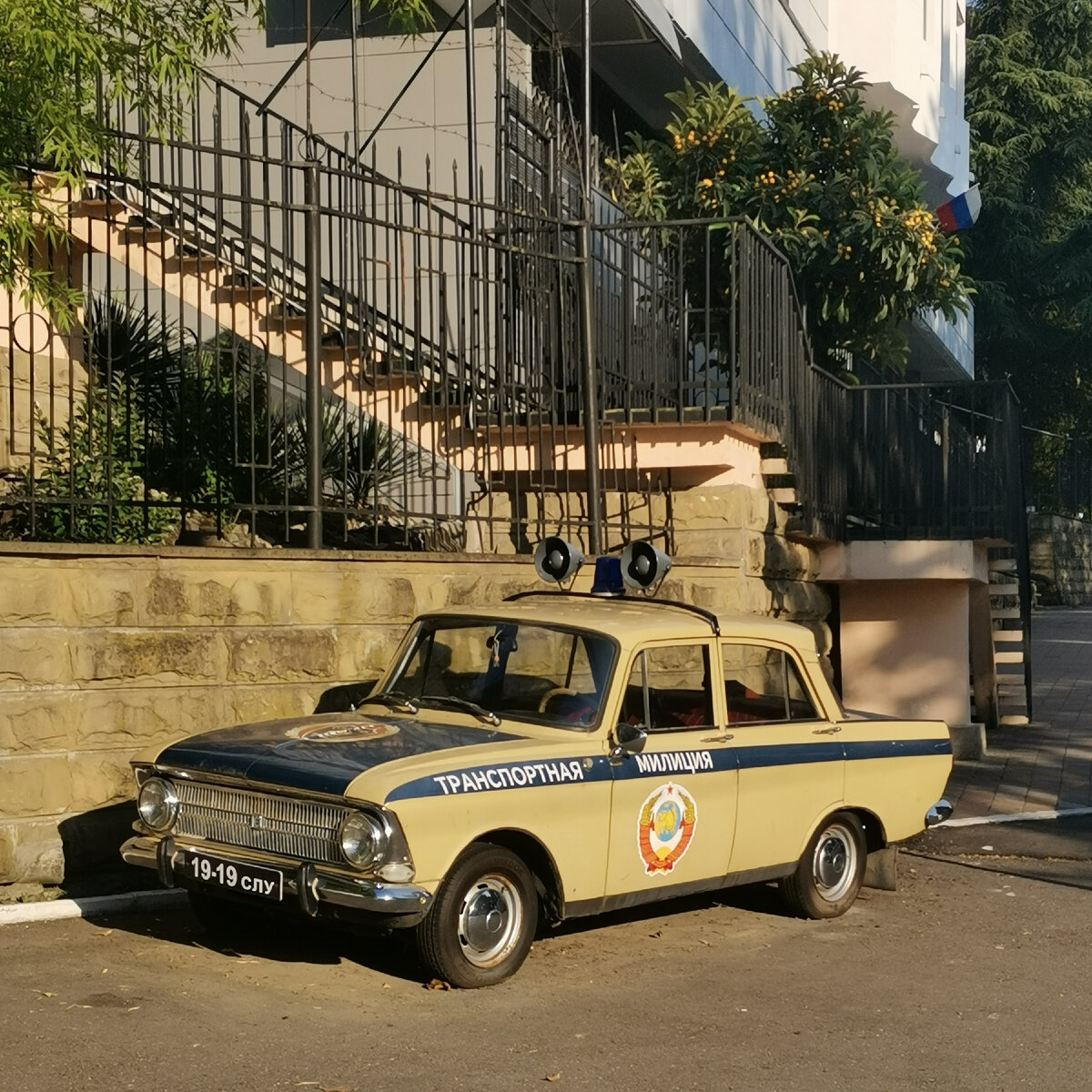 Сочи. Ретро-автомобиль ГАИ из СССР на улице.