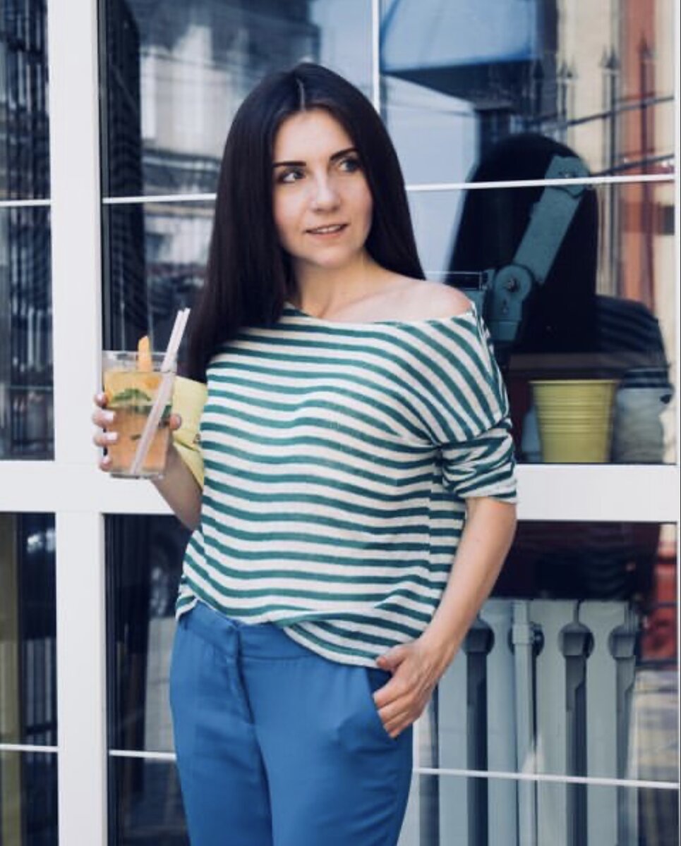 Привет! Меня зовут Таша и я автор этого блога) Рада вас видеть на своём канале «Стилист рекомендует» . Делюсь своим  вариантом стилизации тельняшки.