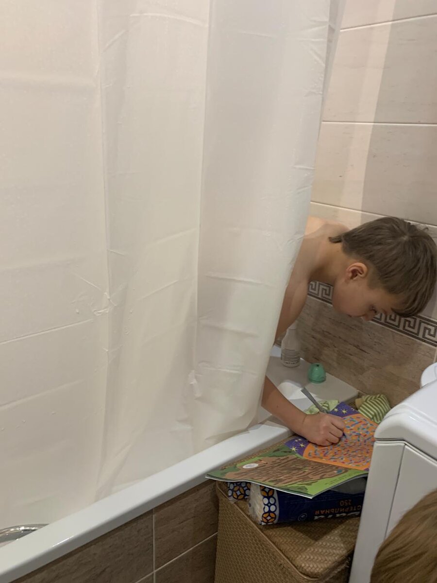 Даже в душе Лев получает знания…