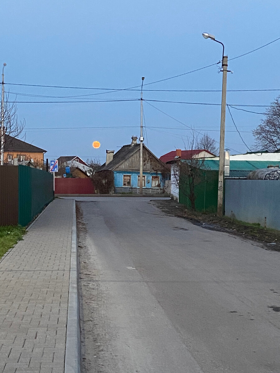 Луна над крышами 