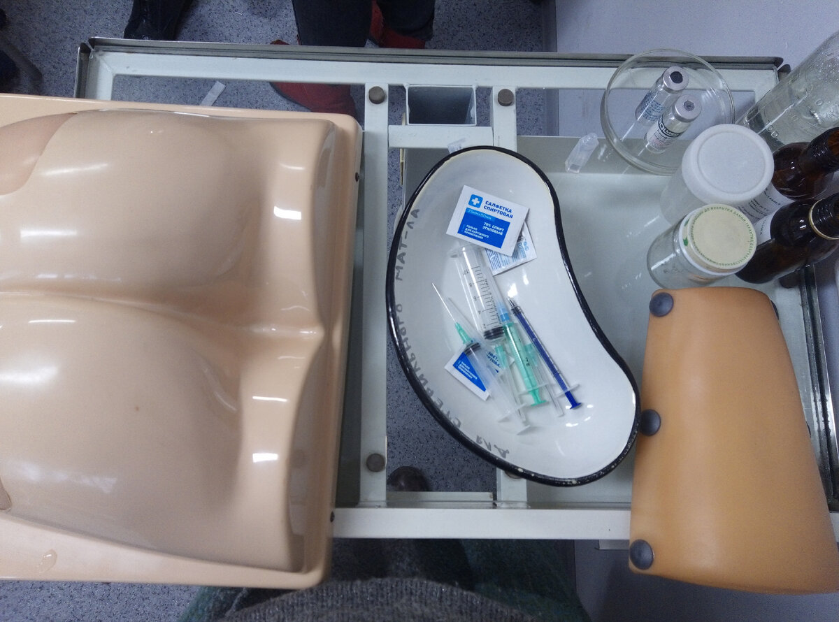 Манипуляционный столик. Муляжи используются для отработки техники постановки уколов