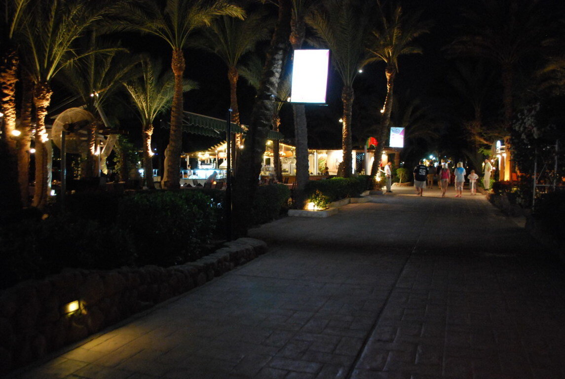 Наама египет. Naama Bay Promenade улица. Улица баров в Шарм Эль Шейхе. Наама Бей вид сверху фото. Отель в начале Наама Бей с машинками на территории.