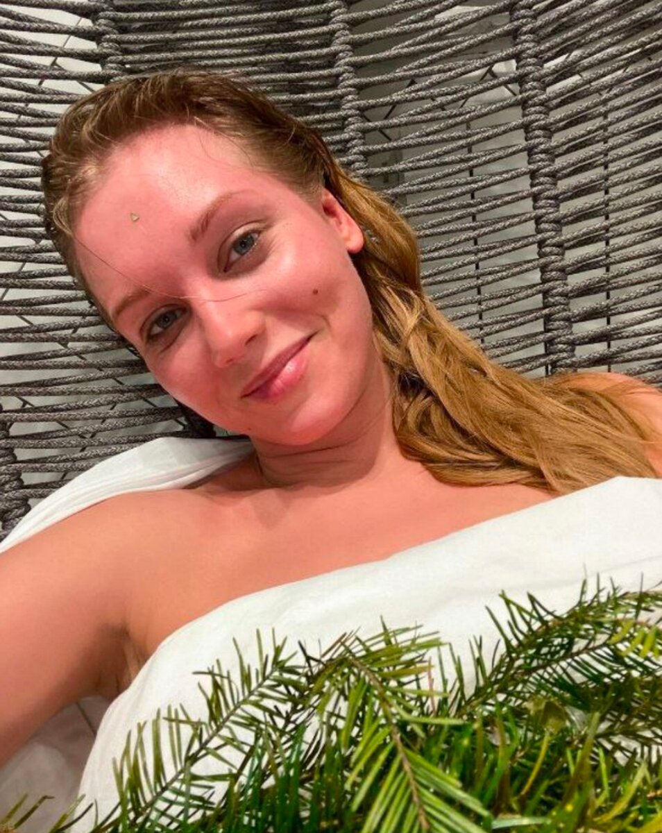    Довольная Кристина Асмус в общественной бане Фото: Инстаграм (запрещен в РФ) Кристины Асмус