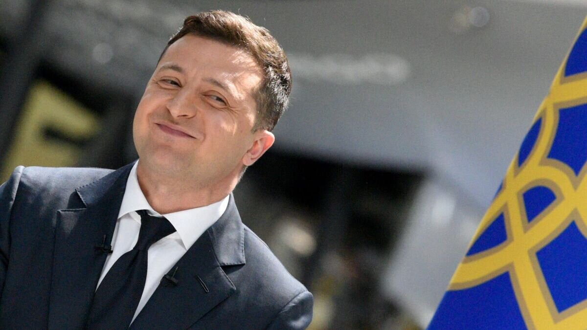    Президент Украины Владимир Зеленский во время пресс-конференции по итогам двух лет пребывания в должности главы государства на территории авиационного завода "Антонов"© РИА Новости / Стрингер
