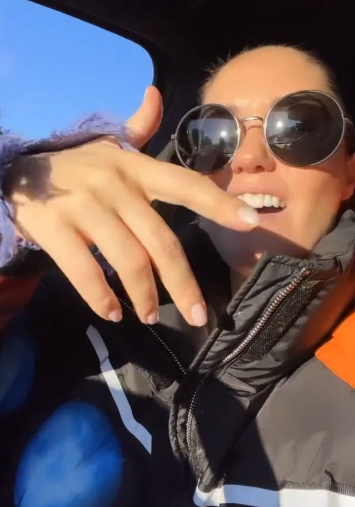    Агата Муцениеце напевала в машине романтический трекКадр из видео