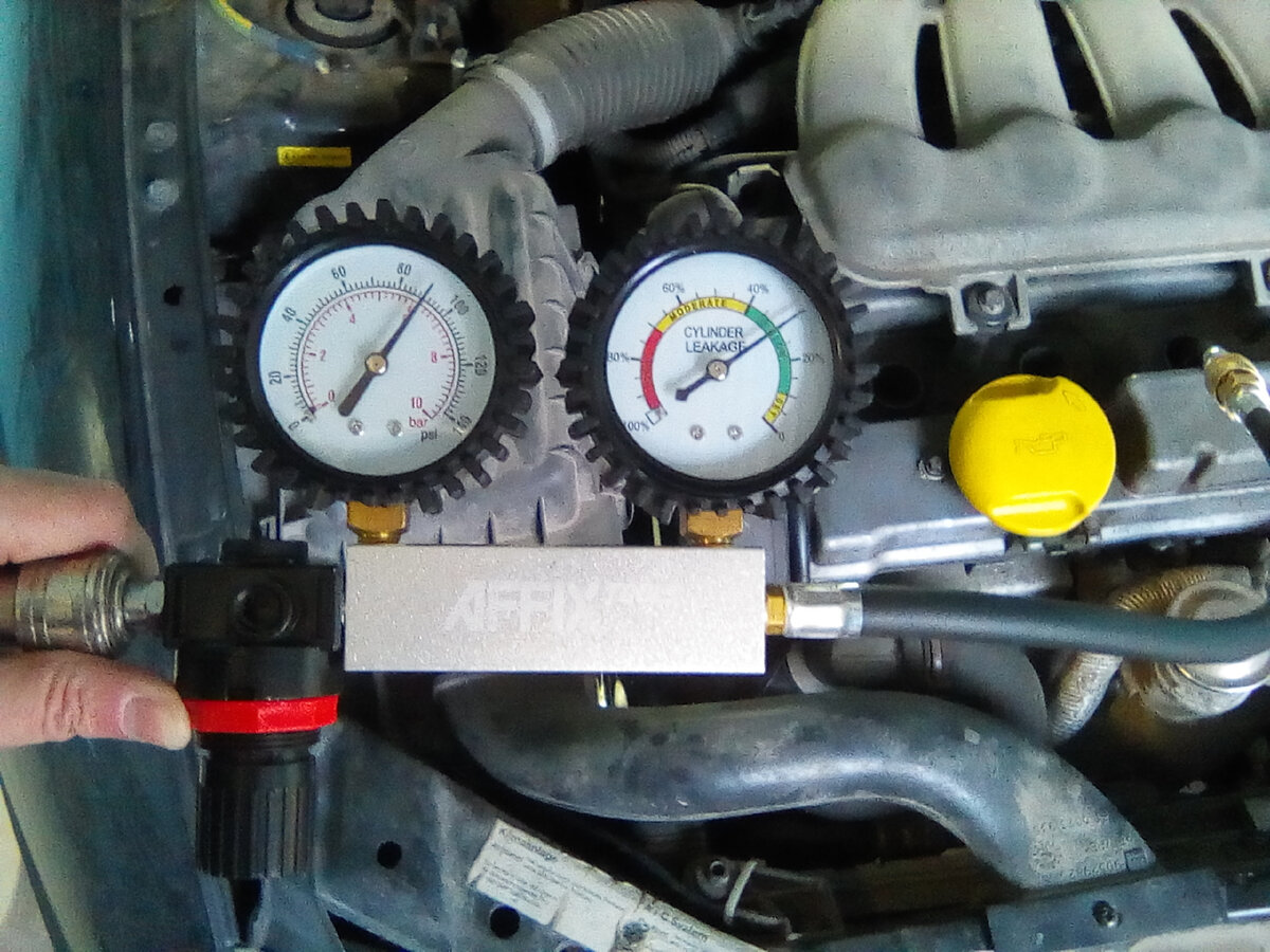 В третьем цилиндре герметичность в норме. Стрелка находится в зеленой зоне