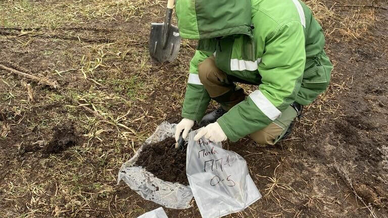     Во Фроловском районе Волгоградской области зафиксирован факт разлива нефтепродуктов на землю. Сотрудники Росприроднадзора оценивает ущерб, нанесенный окружающей среде.