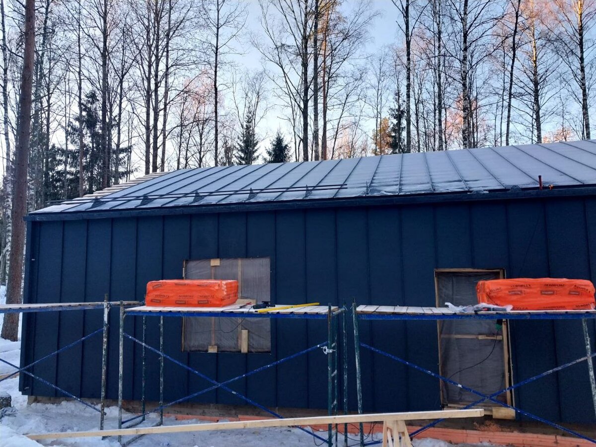 Обшиваем дом. Здесь кликфальц кажется синим, но это серый графит. Сосна будет с торцовых сторон. 