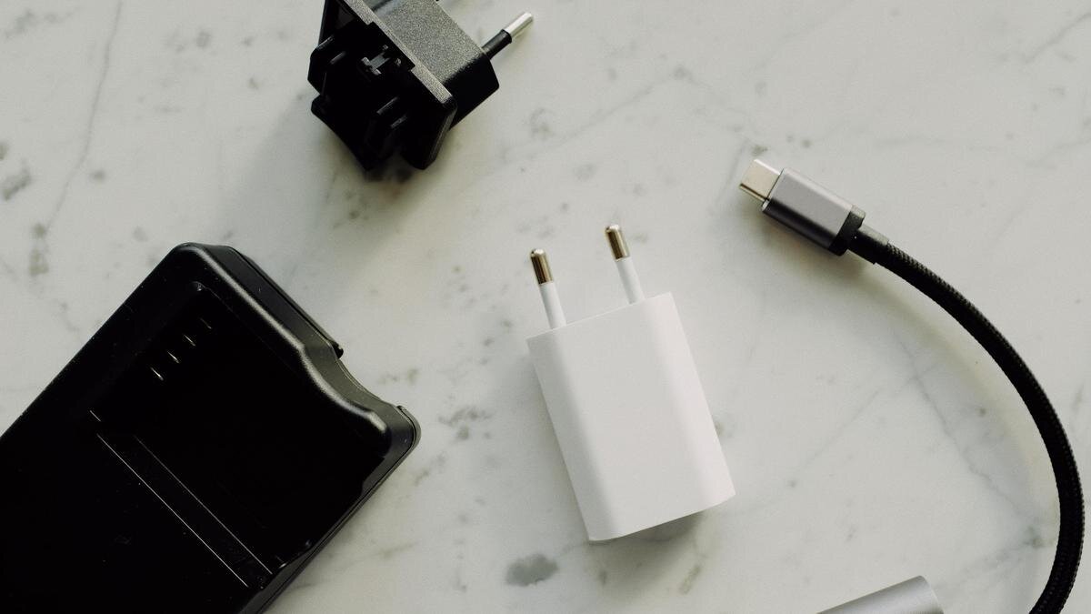    Аккумуляторы и power bank лежат на столе:pexels.com