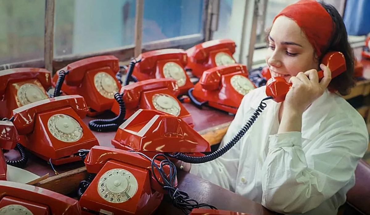 Телефон много звонит. Разговор по старинному телефону. Советский телефон. Много звонков. Горячая линия прикол.