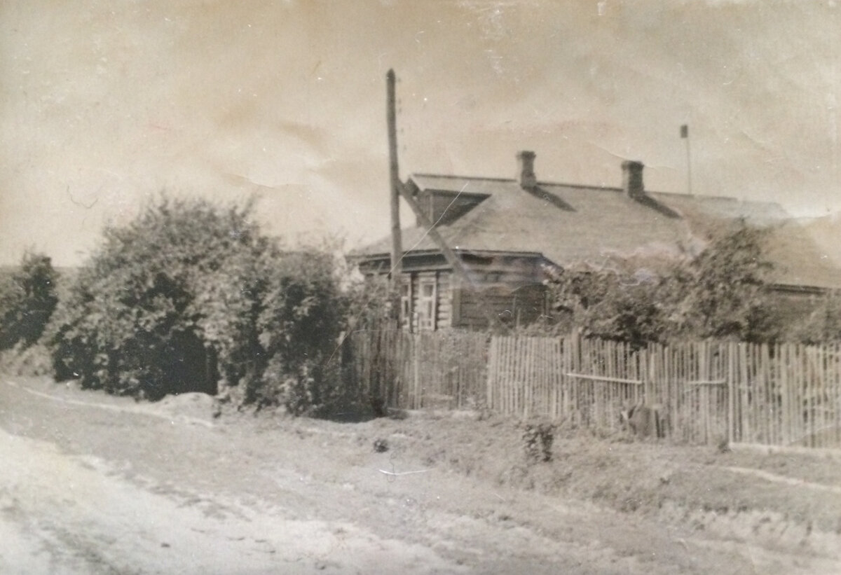 Ул. Красноармейская, д. 12. Август 1954 год. Это мой дом.