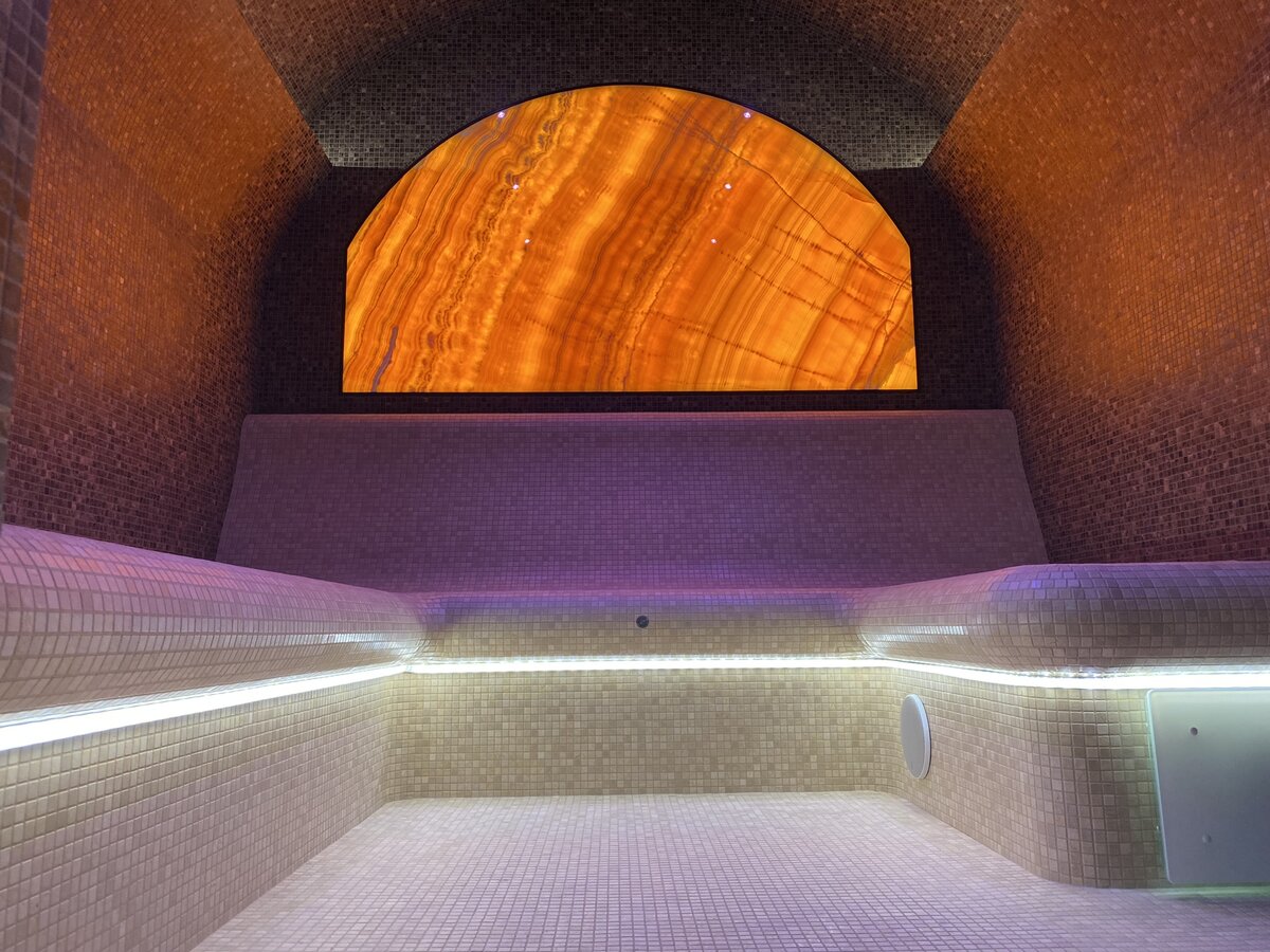 Отделка этой турецкой бани была выполнена нашей компанией "Хамам" в 2022 году. В ней установлена наша акустическая система. Один из динамиков Вы видите перед собой.