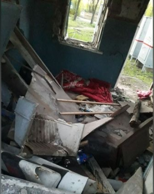 Сашу нашли в заброшенной сторожке, в которой иногда ночевали бездомные. Обнаружить девочку помог приметный розовый рюкзак, лежащий поблизости. 