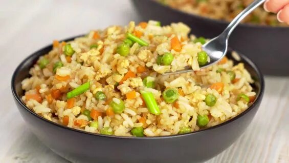 Жареный рис с овощами в азиатском стиле