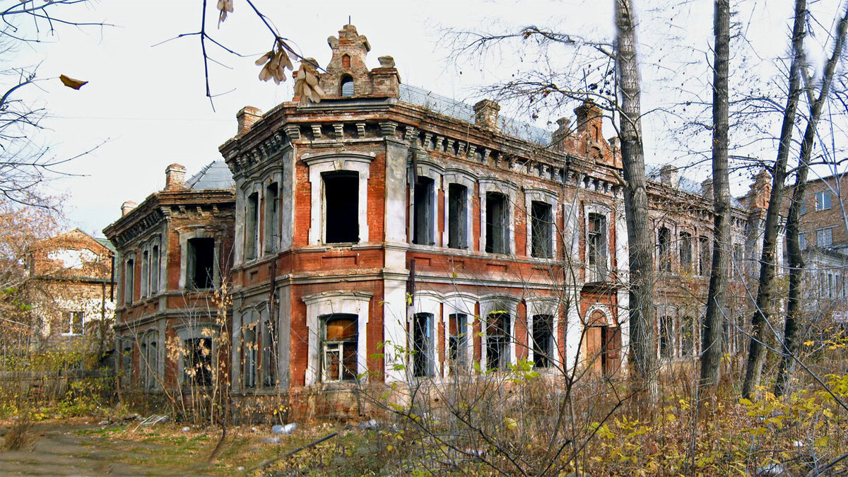     Вот так усадьба Тропина выглядела до реставрации еще в начале 2010-х. Официально ее признали объектом культурного наследия только в 2017 году