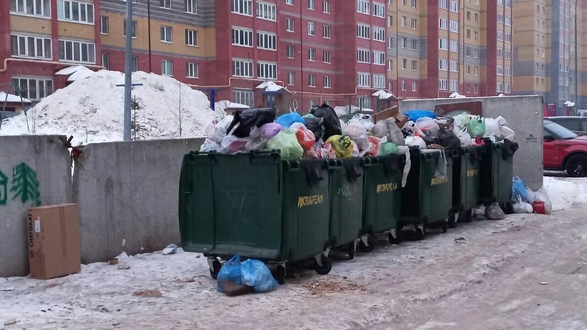     В Зеленодольске местные жители возмутились отсутствием должного вывоза твердых коммунальных отходов с контейнерных площадок города. Соответствующие публикации появились в Telegram-канале Зеленодольск Life.