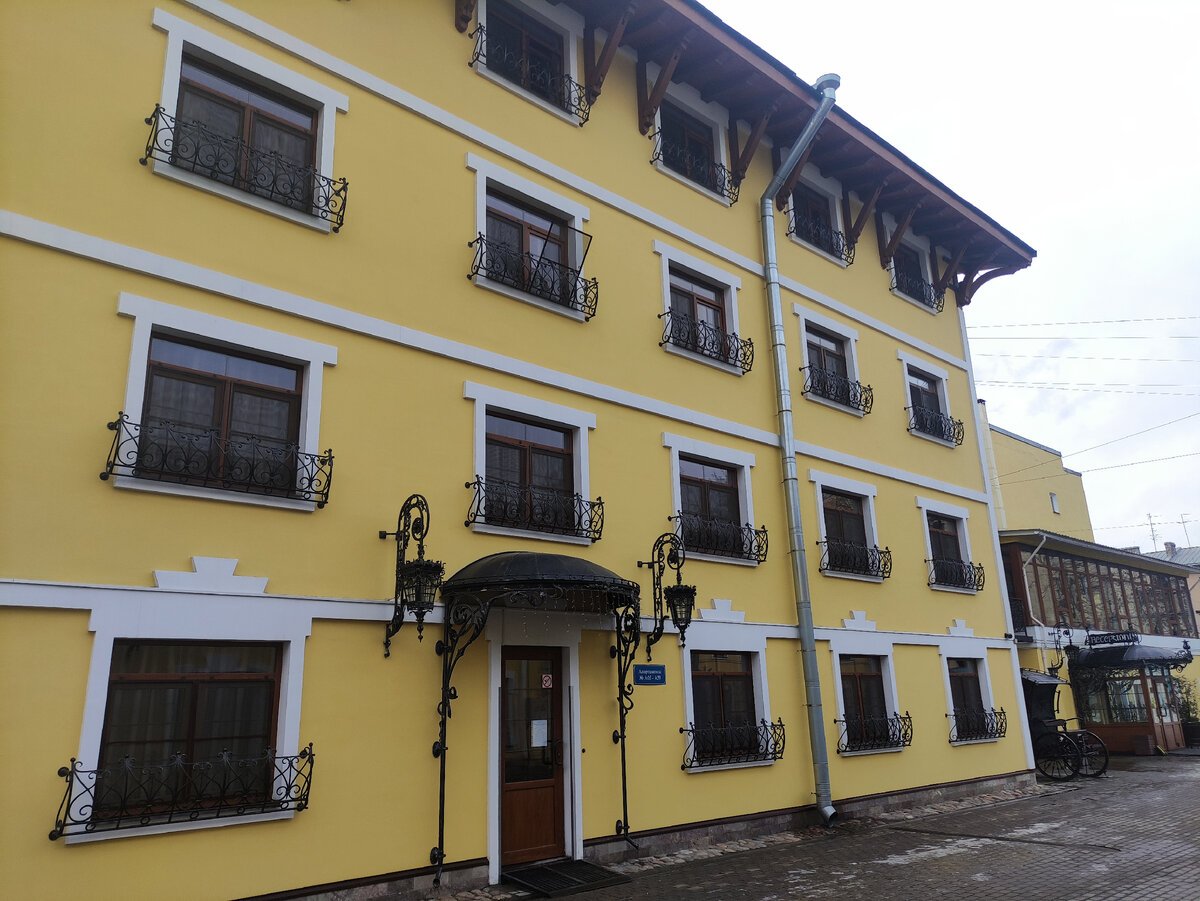 Один из корпусов "Отеля 365" снаружи