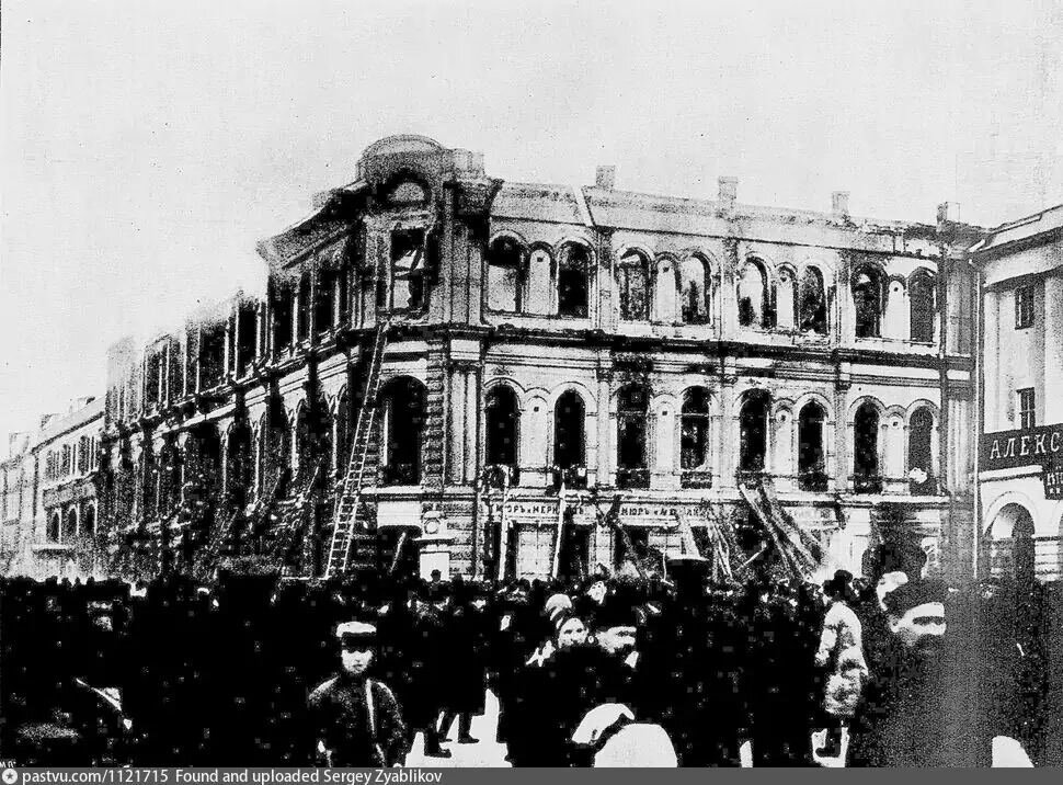 Первое здание «Мюр и Мерилиз» после пожара.