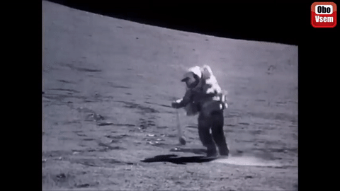 "Астронавт" массой под 200 кг на "Луне" после разгона 
мгновенно изменил траекторию и поскакал сайгаком дальше.
На настоящей Луне такие манёвры чисто технически невозможны.
Сила инерции разогнавшейся массы потянула бы практически 
 находящегося в невесомости на 5/6 своего веса реального астронавта 
туда, куда он нёсся до того, как решил резко повернуть в сторону.

