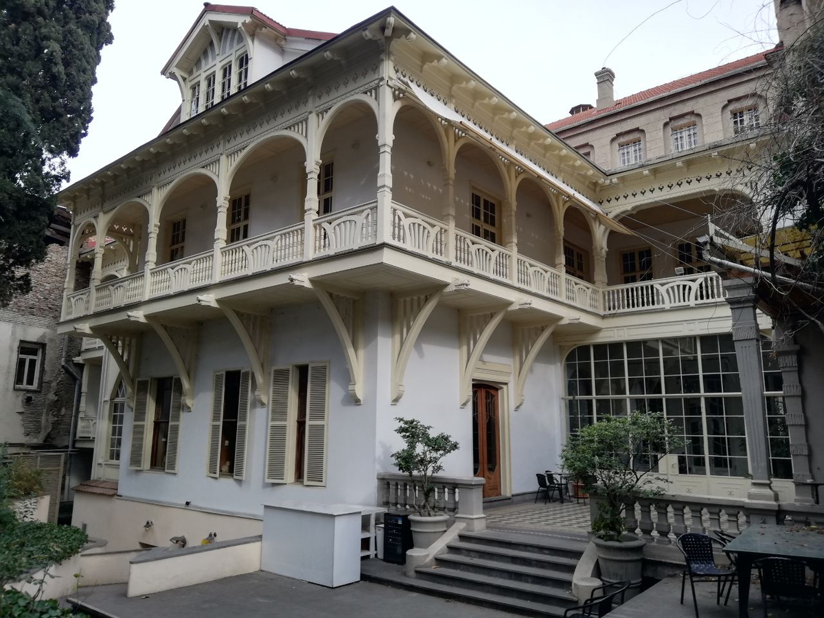 Дом писателей Тбилиси. Дом Бозарджянца Тбилиси. Дом Сараджишвили Тбилиси. Тбилисские резные балконы.