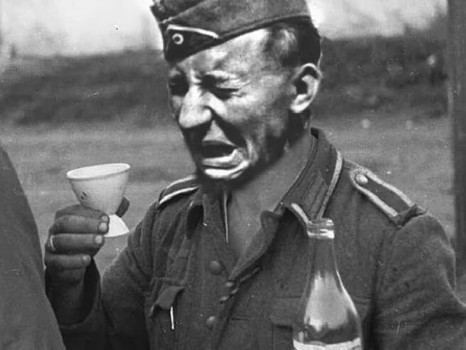 адольф гитлер смеется.