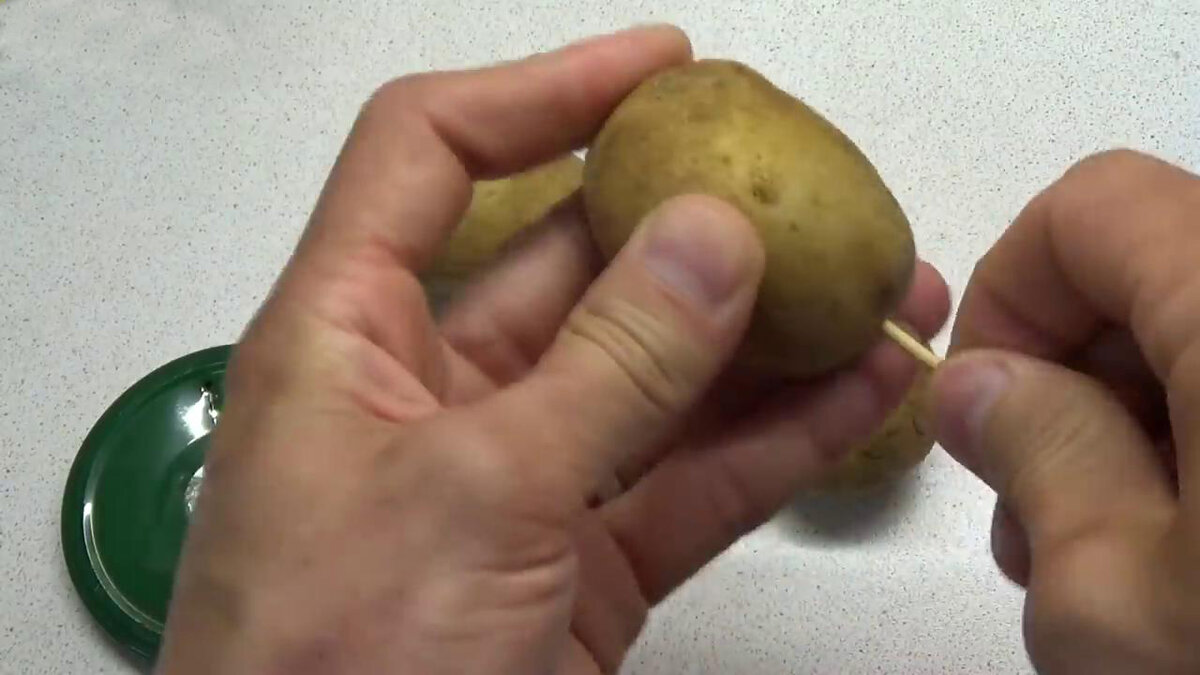 Приспособление из обычной крышки для нарезки картофеля спиралью