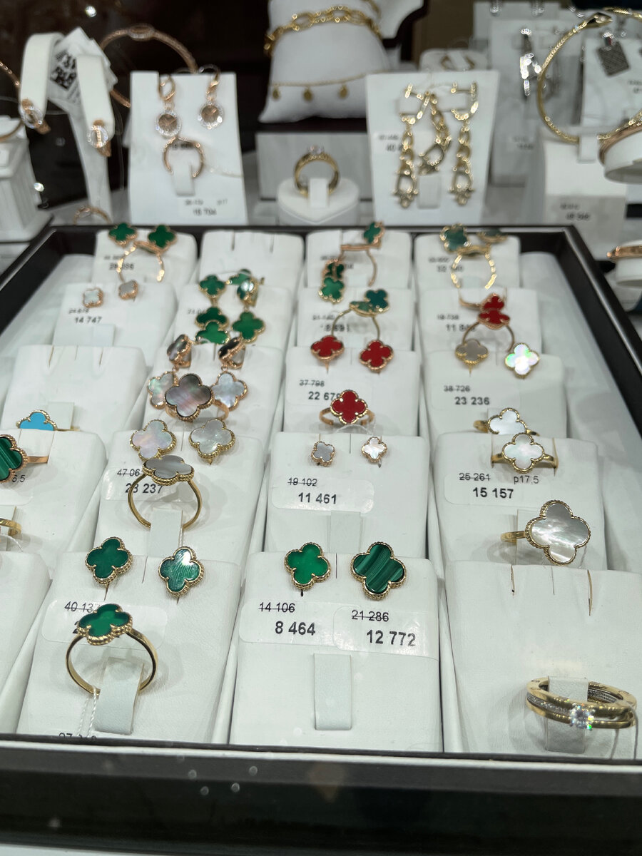 Полная витрина знаковых четырехлистников Alhambra, которые ещё Грейс Келли носила. Мне кажется, это не золото: очень шершавые угловатые кольца, достаточно грубая работа. Вероятно, серебро с позолотой. 