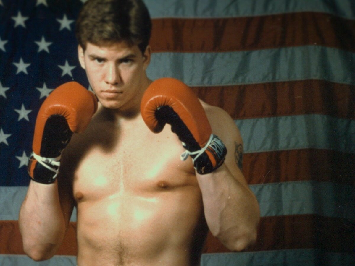 Даже если Вы человек далекий от бокса, лицо этого парня, наверняка покажется Вам знакомым. Но откуда?