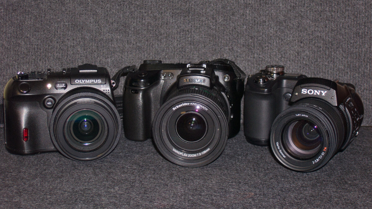 Samsung Pro815 вместе с другими "монстрами" давно ушедших дней (Olympus C-8080 и Sony F828).