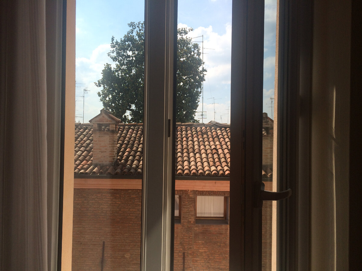 Черепичные крыши в средневековых городках Италии очень распространены